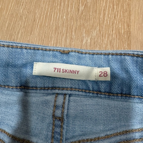 Women’s Levi’s 711 Cropped Jeans - Picture 2 of 4